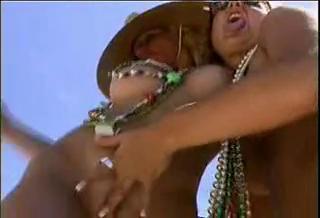 Горячий лесбийский секс на пляже в камеру