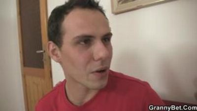 Жесткий секс молодого парня со старухой