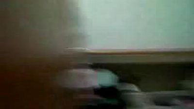 Голая сучка показывает сиськи и дырочки на полу