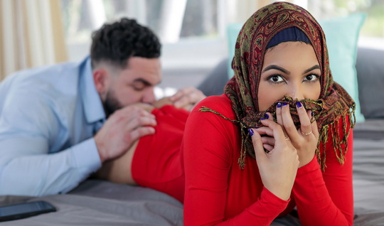 Парень учит сводную сестру в хиджабе, как доставить удовольствие будущему мужу